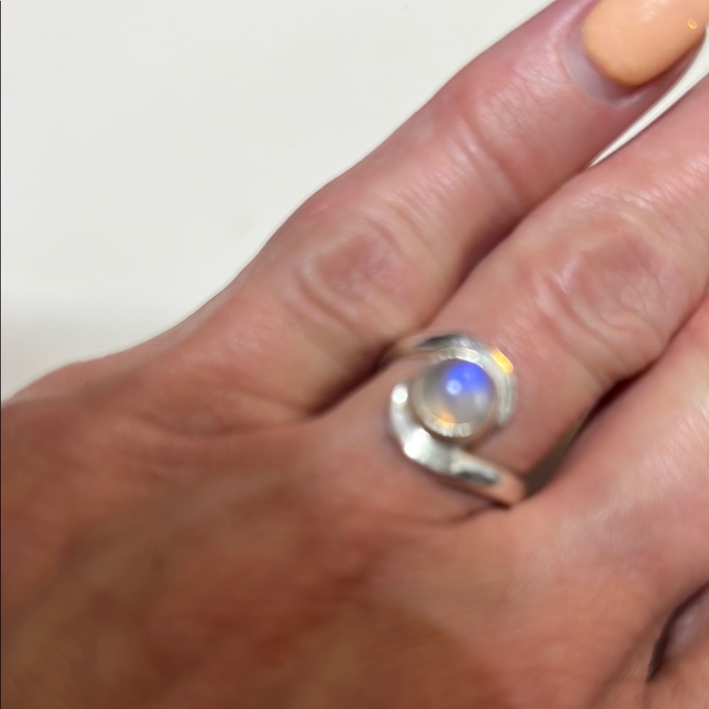 Beautiful and Natural Genuine Moonstone set in Sterling 925 silver ring - Size 7